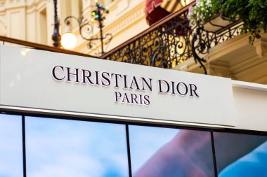 MOSCOW, RUSSIA - 10 AĞUSTOS 2021: Hristiyan Dior Paris, alışveriş merkezinin vitrinindeki perakende satış mağazası logosu.