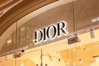 MOSCOW, RUSSIA - 10 AĞUSTOS 2021: Hristiyan Dior Paris, alışveriş merkezinin vitrinindeki perakende satış mağazası logosu.