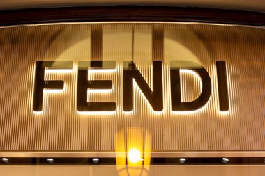 MOSCOW, RUSSIA - 10 Ağustos 2021: Alışveriş merkezinin vitrininde Fendi marka perakende satış mağazası logosu.