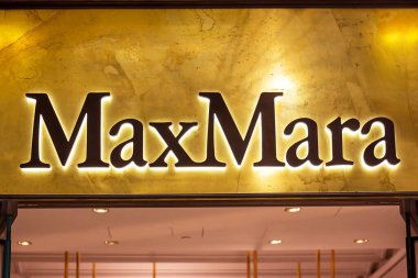 MOSCOW, RUSSIA - 10 Ağustos 2021: Alışveriş merkezinin vitrinindeki Max Mara marka perakende satış mağazası logosu.