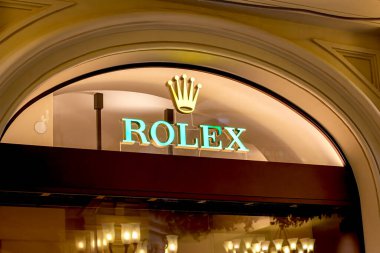 MOSCOW, RUSSIA - 10 Ağustos 2021: Alışveriş merkezinin vitrininde Rolex marka perakende satış mağazası logosu.