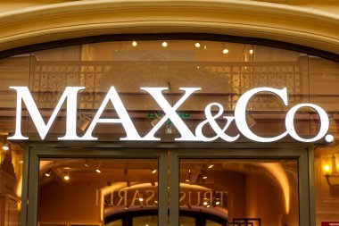 MOSCOW, RUSSIA - 10 AĞUSTOS 2021: Alışveriş merkezinin vitrininde Max and Co marka perakende satış mağazası logosu.