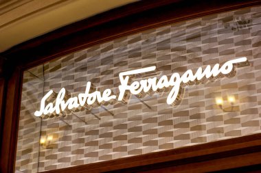 MOSCOW, RUSSIA - 10 AĞUSTOS 2021: Salvatore Ferragamo marka perakende satış mağazası logosu.