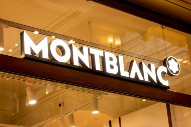 MOSCOW, RUSSIA - 10 AĞUSTOS 2021: Montblanc marka mağaza logosu alışveriş merkezinin vitrininde.