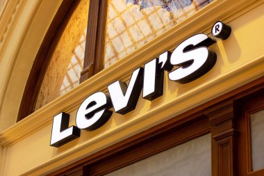 MOSCOW, RUSSIA - 10 Ağustos 2021: Levis marka perakende satış mağazası logosu alışveriş merkezinin vitrininde.