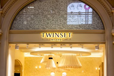 MOSCOW, RUSSIA - 10 Ağustos 2021: Alışveriş merkezinin vitrininde Twinset marka perakende satış mağazası logosu.