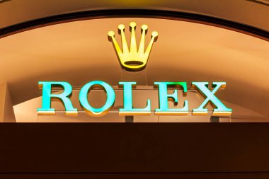 MOSCOW, RUSSIA - 10 Ağustos 2021: Alışveriş merkezinin vitrininde Rolex marka perakende satış mağazası logosu.