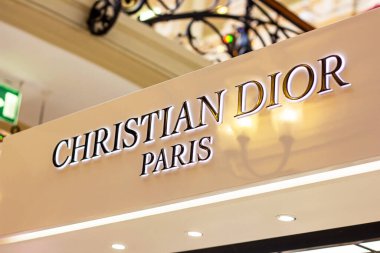 MOSCOW, RUSSIA - 10 AĞUSTOS 2021: Hristiyan Dior Paris, alışveriş merkezinin vitrinindeki perakende satış mağazası logosu.