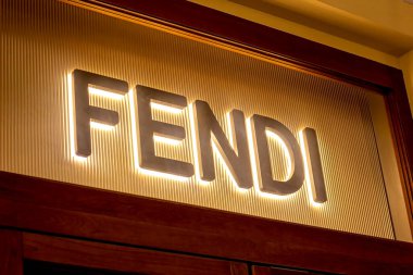 MOSCOW, RUSSIA - 10 Ağustos 2021: Alışveriş merkezinin vitrininde Fendi marka perakende satış mağazası logosu.