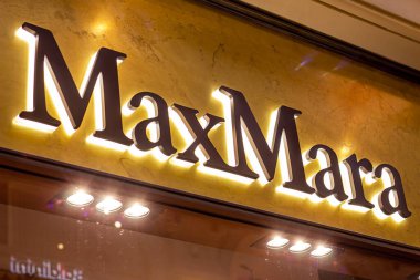 MOSCOW, RUSSIA - 10 Ağustos 2021: Alışveriş merkezinin vitrinindeki Max Mara marka perakende satış mağazası logosu.