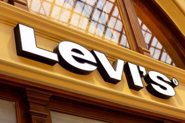 MOSCOW, RUSSIA - 10 Ağustos 2021: Levis marka perakende satış mağazası logosu alışveriş merkezinin vitrininde.