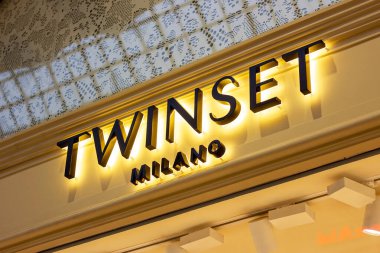 MOSCOW, RUSSIA - 10 Ağustos 2021: Alışveriş merkezinin vitrininde Twinset marka perakende satış mağazası logosu.