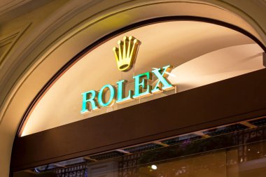 MOSCOW, RUSSIA - 10 Ağustos 2021: Alışveriş merkezinin vitrininde Rolex marka perakende satış mağazası logosu.