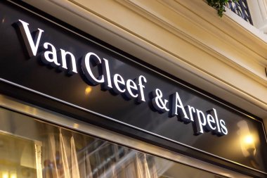 MOSCOW, RUSSIA - 10 AĞUSTOS 2021: Van Cleef and Arpels marka perakende satış mağazası logosu.