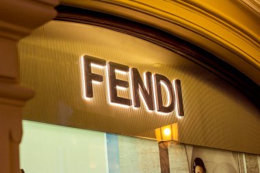 MOSCOW, RUSSIA - 10 Ağustos 2021: Alışveriş merkezinin vitrininde Fendi marka perakende satış mağazası logosu.