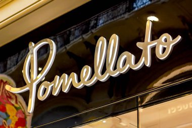 MOSCOW, RUSSIA - 10 AĞUSTOS 2021: Alışveriş merkezinin vitrininde Pomellato marka perakende satış mağazası logosu.