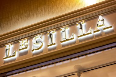 MOSCOW, RUSSIA - 10 AĞUSTOS 2021: Le Silla marka mağaza logosu alışveriş merkezinin vitrininde.