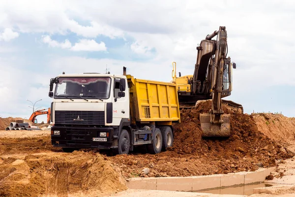 Minsk Belarus July 2021 Bright Yellow Heavy Industrial Excavator Working — Stock Photo, Image