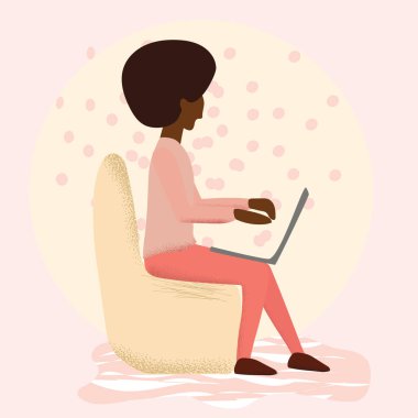 Dizüstü bilgisayarı olan genç bir kadın sandalyede oturuyor ve çalışıyor ya da çalışıyor. Serbest meslek, ev ofisi ve uzaktan eğitim konsepti