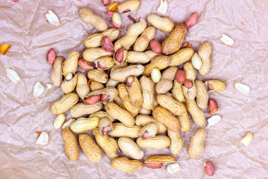 Kabuğu soyulmamış fındık kabuğunun üst görüntüsü hafif kağıt arka planda..