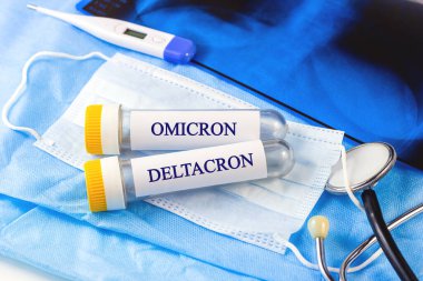 Hafif tıbbi arka plan üzerinde laboratuvar tüpünden yeni enfeksiyonlu Coronavirus hastalığı (Delta ve Omicron) örneği.