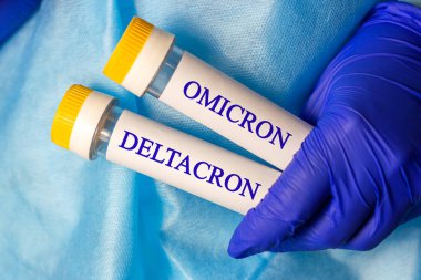 Hafif tıbbi arka plan üzerinde laboratuvar tüpünden yeni enfeksiyonlu Coronavirus hastalığı (Delta ve Omicron) örneği.