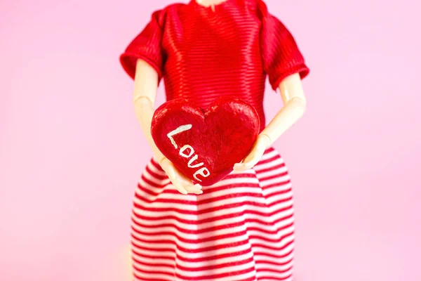 Bambola Donna Che Tiene Cuore Con Parola Amore Sfondo Rosa — Foto Stock