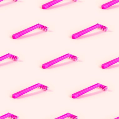 Pembe tek kullanımlık kadın jileti, arka planda pürüzsüz deseni tekrarlıyor. Saç kesme, epilasyon prosedürü ve tıraş kağıdı tasarımı.