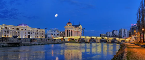 vardar Nehri üzerindeki taş köprü