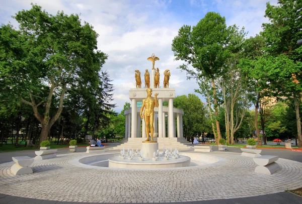 Skulptur i kvinnor park i skopje — Stockfoto