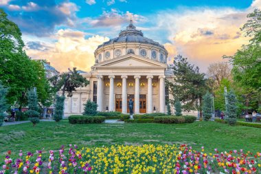 BÜKREŞ, ROMANIA - 28,04.2019: Romanya 'nın önemli bir konser salonu ve Romanya' nın Bükreş kentinde bir dönüm noktası. Gün batımı renkleri.