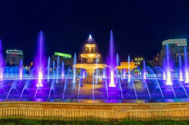 Romanya 'nın Bükreş şehir merkezindeki Halk Evi' nin önündeki Unirii Meydanı 'nda 