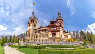 SINAIA, ROMANIA - 27.04.2019: Peles kalesi Sinaia sonbahar sezonunda, Transilvanya, Romanya Unesco Dünya Mirasları Alanı tarafından korunuyor