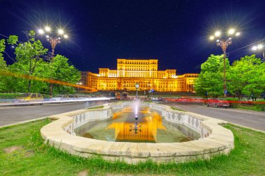 BUCHAREST, ROMANIA - 28.04.2019: Geceleri Bükreş Parlamentosu 'nun Aydınlanmış Sarayı. Bükreş, Romanya ve Avrupa Parlamentosu Sarayı 'nın dramatik akşam manzarası