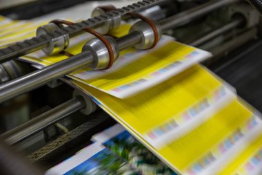 Gazete üretimi ve basım süreci. Şarjörlü taşıyıcı. Baskı fabrikası. Bir günlük üretim akışı.