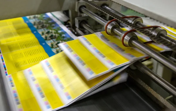 Gazete üretimi ve basım süreci. Şarjörlü taşıyıcı. Baskı fabrikası. Bir günlük üretim akışı.