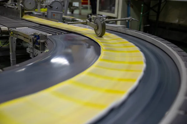 Gazete üretimi ve basım süreci. Şarjörlü taşıyıcı. Baskı fabrikası. Bir günlük üretim akışı.