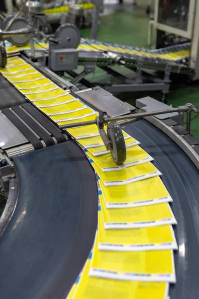 Gazete üretimi ve basım süreci. Şarjörlü taşıyıcı. Baskı fabrikası. Bir günlük üretim akışı.