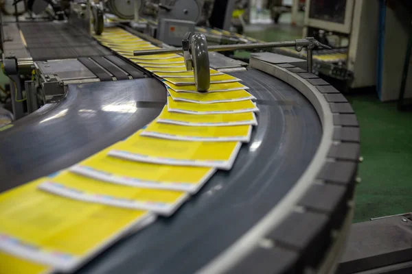 Gazete üretimi ve basım süreci. Şarjörlü taşıyıcı. Baskı fabrikası. Bir günlük üretim akışı.