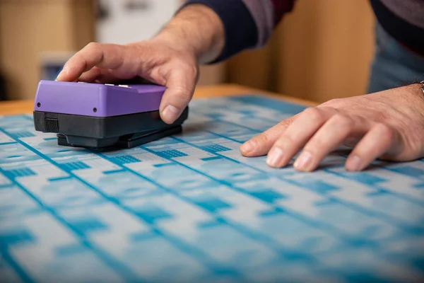 Ofset yazdırma. CTP ofset yazdırma plakasının oyuncağı ile denetimi.