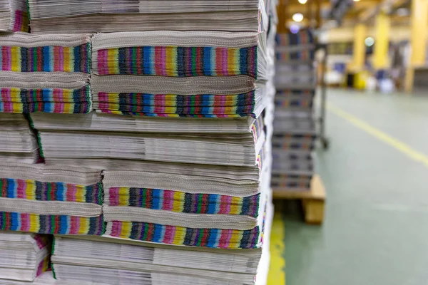 Bir palete basılmış baskı ya da gazete yığını.