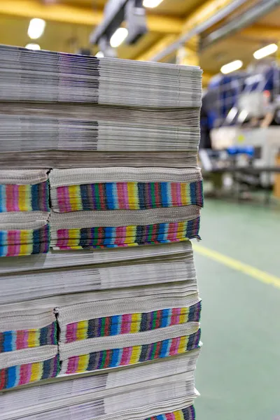 Bir palete basılmış baskı ya da gazete yığını.