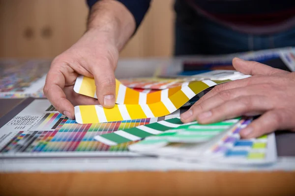 Lavoratore Centro Stampa Stampa Utilizza Una Tavolozza Colori Selezionare Tonalità — Foto Stock