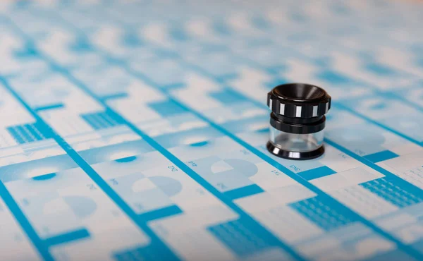 Baskı bölümündeki CTP yazıcı plakasını büyüteçle dengelemek için kontrol.