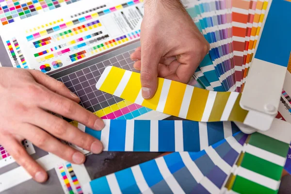 Grafik tasarımcısı tasarım için renk paleti örneğinden renkler seçer. Tasarımcı grafik yaratıcılığı çalışma konsepti. Basın renk yönetimi - yazdırma üretimi.