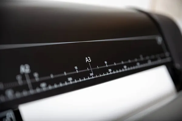 Büyük yazıcı biçimi mürekkep püskürtmeli yazıcı ruller kağıt dimenzion ruller ile. A3 boyutunda üzerinde odaklanmak