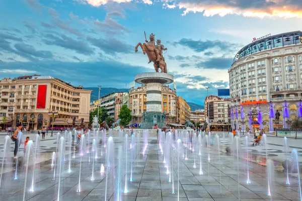 Skopje Nordmakedonien 2020 Platz Mazedonien Skopje Bei Sonnenuntergang Mit Tanzenden — Stockfoto