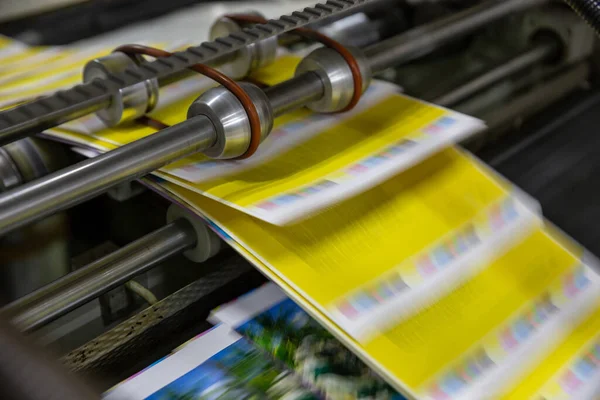 Proceso Producción Impresión Periódicos Transportador Con Cargadores Fábrica Impresión Una Imagen de stock