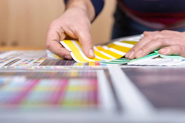 Trabajador Centro Impresión Prensa Utiliza Una Paleta Colores Para Seleccionar Imagen de stock