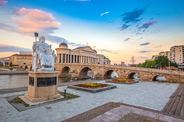 Skopje Macedonia Del Norte 2020 Estatua Puente Piedra Del Emperador Imágenes de stock libres de derechos